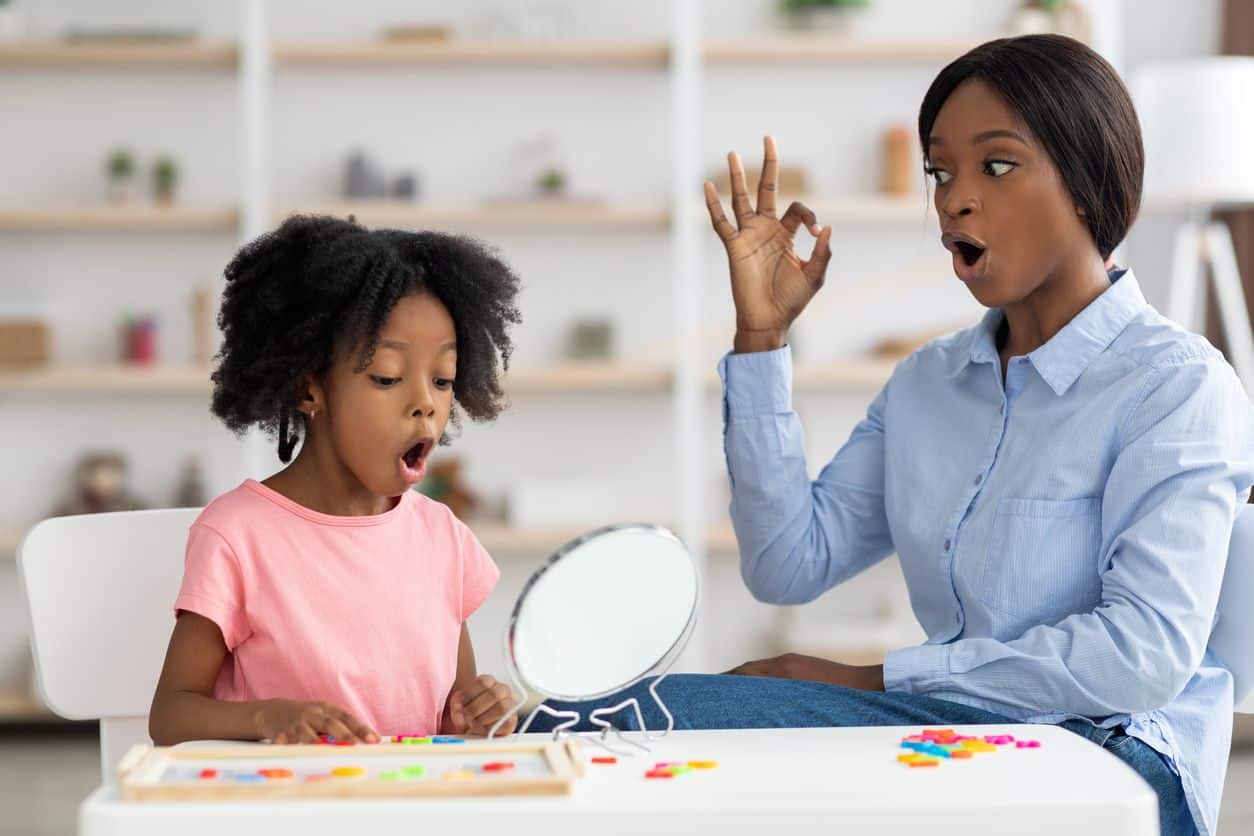 Orthophoniste et enfant, prise en charge de l'enfant bilingue